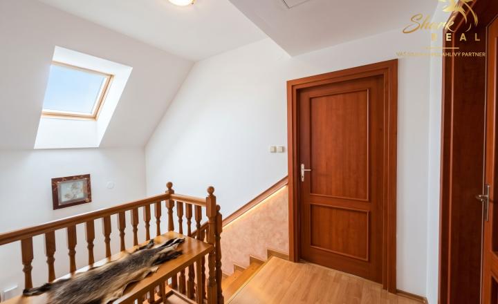 EXKLUZÍVNE: Priestranný 6-izbový rodinný dom s garážou a panaromatickým výhľadom (Martin – Tomčany) - fotografia 8