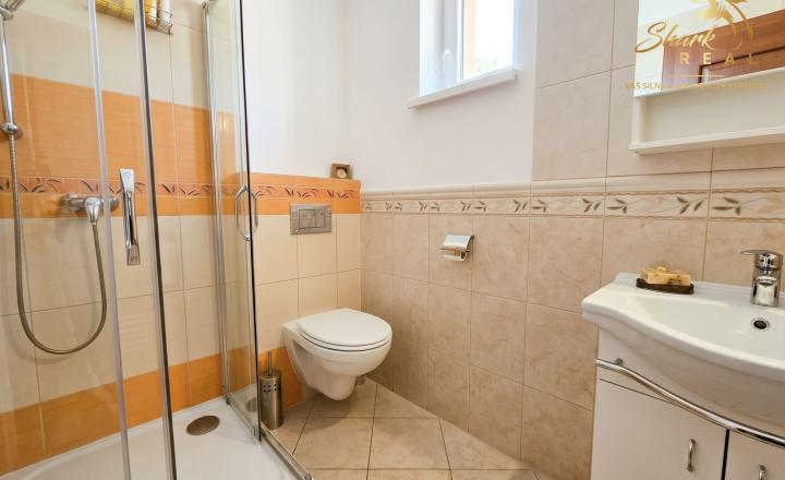 EXKLUZÍVNE: Priestranný 6-izbový rodinný dom s garážou a panaromatickým výhľadom (Martin – Tomčany) - fotografia 11