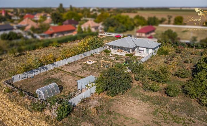 NOVÁ CENA : Novostavba rodinného bungalovu s veľkorysým pozemkom a prémiovým štandardom - Šurany - fotografia 5