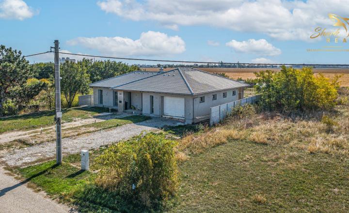 NOVÁ CENA : Novostavba rodinného bungalovu s veľkorysým pozemkom a prémiovým štandardom - Šurany - fotografia 7