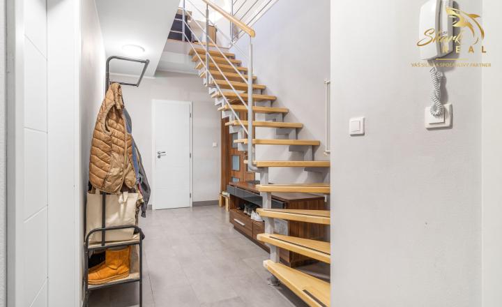 Komfort domu v byte: Priestranný mezonet s vlastným kúrením a pekným výhľadom - fotografia 9