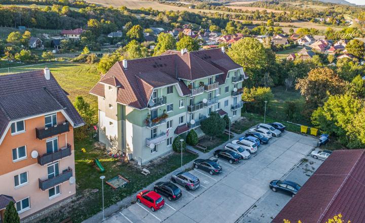 Komfort domu v byte: Priestranný mezonet s vlastným kúrením a pekným výhľadom - fotografia 17