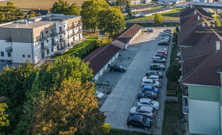 Komfort domu v byte: Priestranný mezonet s vlastným kúrením a pekným výhľadom - fotografia 19