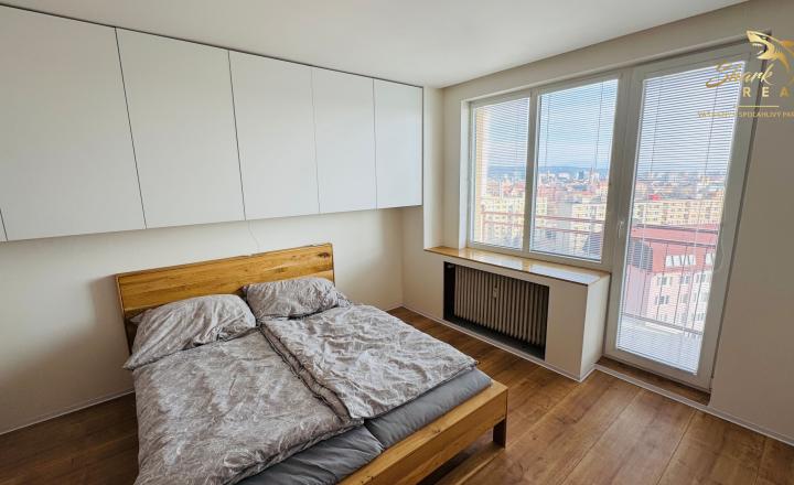 ! Znížená cena! PREDAJ: 2-izbový nadštandardne zrekonštruovaný byt s výhľadom na centrum Košíc - fotografia 4