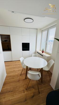 ! Znížená cena! PREDAJ: 2-izbový nadštandardne zrekonštruovaný byt s výhľadom na centrum Košíc - fotografia 6