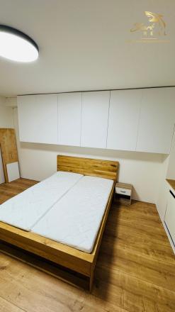 ! Znížená cena! PREDAJ: 2-izbový nadštandardne zrekonštruovaný byt s výhľadom na centrum Košíc - fotografia 18