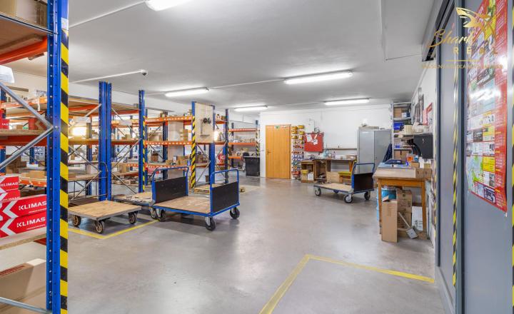 Na predaj moderný komerčný areál 1040 m² s logistickým zázemím – Nové Mesto nad Váhom - fotografia 9
