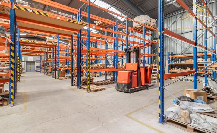 Na predaj moderný komerčný areál 1040 m² s logistickým zázemím – Nové Mesto nad Váhom - fotografia 11