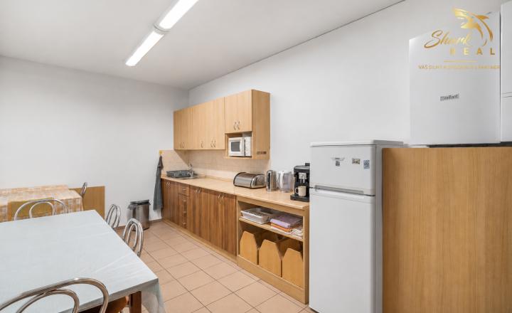 Na predaj moderný komerčný areál 1040 m² s logistickým zázemím – Nové Mesto nad Váhom - fotografia 15