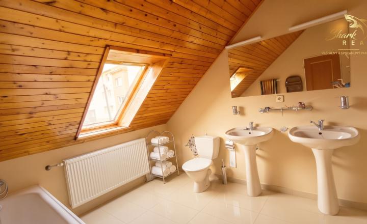 Exkluzívna ponuka: Veľkorysý 6-izbový rodinný dom s dvojgarážou v centre Vrútok - fotografia 9
