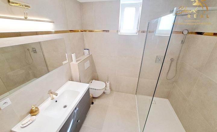 Veľkometrážny byt 100m2 s terasou v centre mesta - fotografia 8