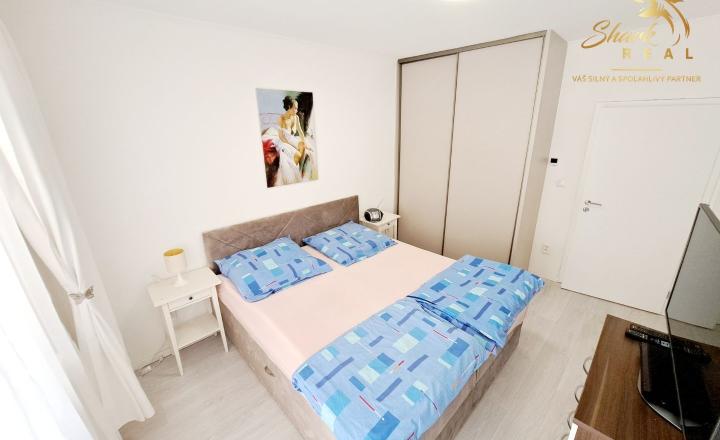 Veľkometrážny byt 100m2 s terasou v centre mesta - fotografia 13