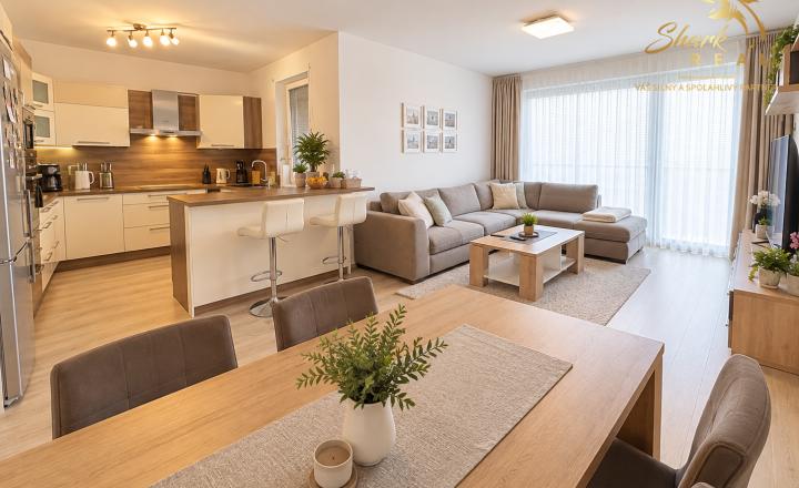 BÝVANIE V SRDCI PIEŠŤAN – 3 IZBY, 90 m² A PRIESTRANNÁ LOGGIA - fotografia 1
