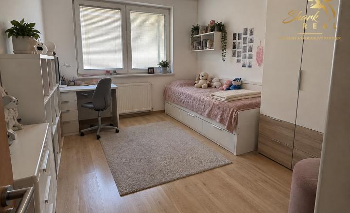 BÝVANIE V SRDCI PIEŠŤAN – 3 IZBY, 90 m² A PRIESTRANNÁ LOGGIA - fotografia 3