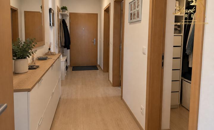 BÝVANIE V SRDCI PIEŠŤAN – 3 IZBY, 90 m² A PRIESTRANNÁ LOGGIA - fotografia 6