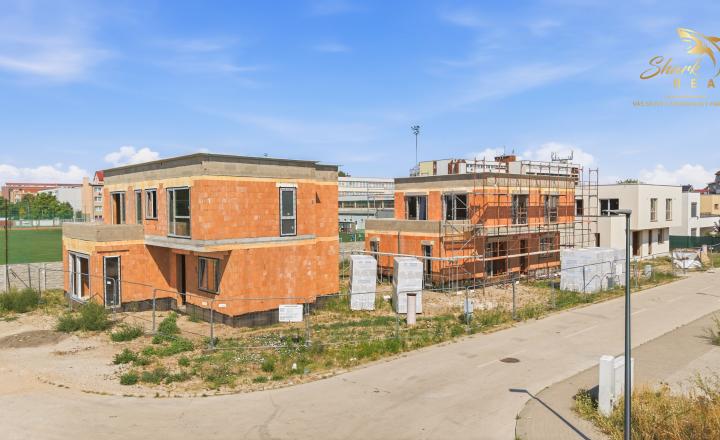 LUXUSNÁ MESTSKÁ 5-IZBOVÁ VILA SO STREŠNOU TERASOU | SENEC – KYSUCKÁ ULICA - fotografia 4