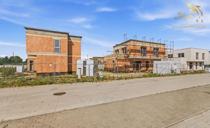 LUXUSNÁ MESTSKÁ 5-IZBOVÁ VILA SO STREŠNOU TERASOU | SENEC – KYSUCKÁ ULICA - fotografia 13