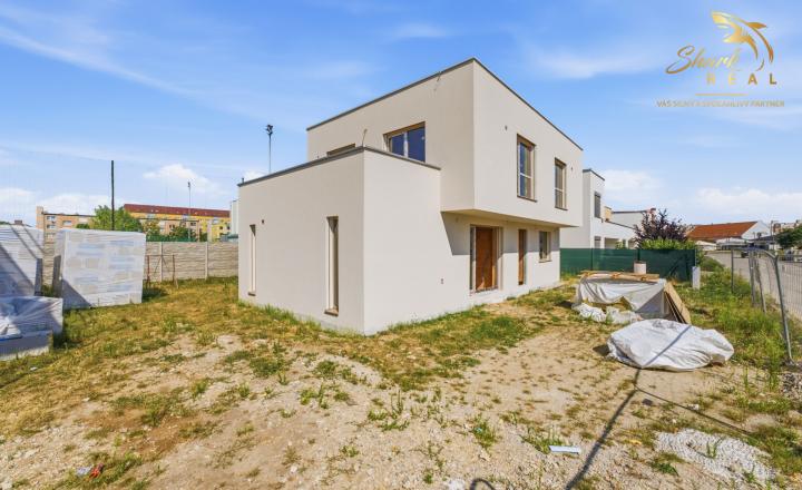LUXUSNÁ MESTSKÁ 5-IZBOVÁ VILA SO STREŠNOU TERASOU | SENEC – KYSUCKÁ ULICA - fotografia 14