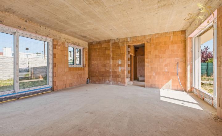 LUXUSNÁ MESTSKÁ 5-IZBOVÁ VILA SO STREŠNOU TERASOU | SENEC – KYSUCKÁ ULICA - fotografia 15