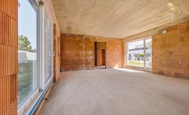 LUXUSNÁ MESTSKÁ 5-IZBOVÁ VILA SO STREŠNOU TERASOU | SENEC – KYSUCKÁ ULICA - fotografia 17