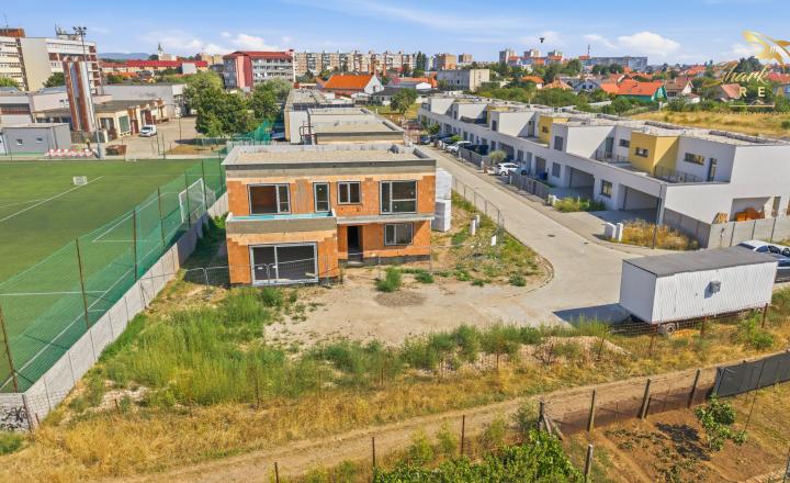 LUXUSNÁ MESTSKÁ 6-IZBOVÁ VILA SO STREŠNOU TERASOU | SENEC – KYSUCKÁ ULICA - fotografia 6