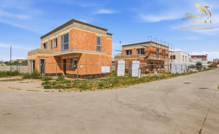 LUXUSNÁ MESTSKÁ 6-IZBOVÁ VILA SO STREŠNOU TERASOU | SENEC – KYSUCKÁ ULICA - fotografia 8