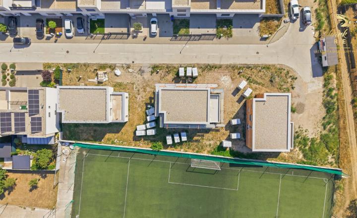 LUXUSNÁ MESTSKÁ 6-IZBOVÁ VILA SO STREŠNOU TERASOU | SENEC – KYSUCKÁ ULICA - fotografia 10