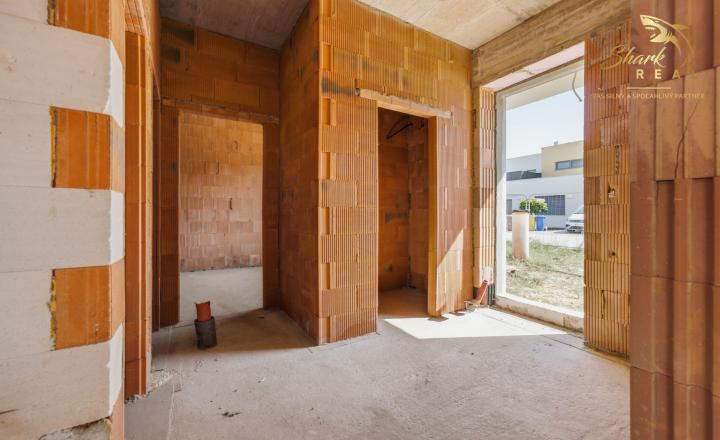 LUXUSNÁ MESTSKÁ 6-IZBOVÁ VILA SO STREŠNOU TERASOU | SENEC – KYSUCKÁ ULICA - fotografia 11