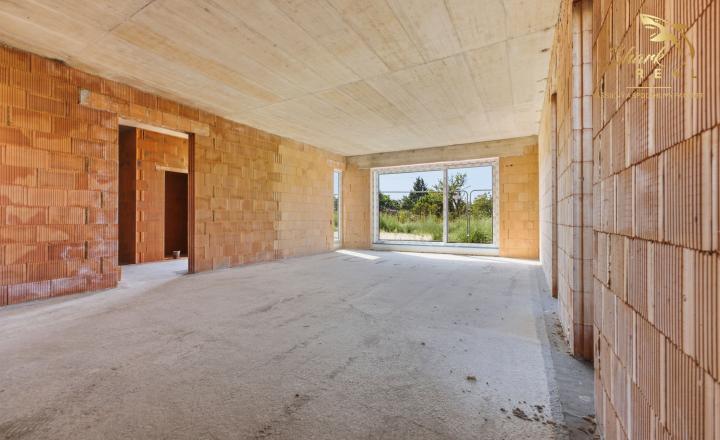 LUXUSNÁ MESTSKÁ 6-IZBOVÁ VILA SO STREŠNOU TERASOU | SENEC – KYSUCKÁ ULICA - fotografia 17