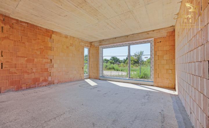 LUXUSNÁ MESTSKÁ 6-IZBOVÁ VILA SO STREŠNOU TERASOU | SENEC – KYSUCKÁ ULICA - fotografia 18