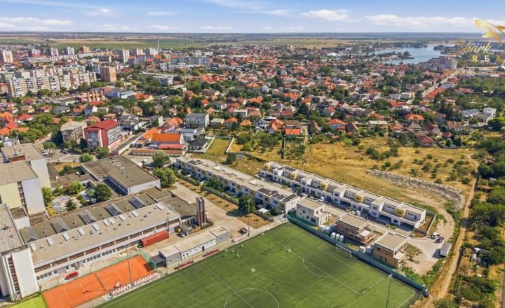 LUXUSNÁ MESTSKÁ 6-IZBOVÁ VILA SO STREŠNOU TERASOU | SENEC – KYSUCKÁ ULICA - fotografia 30