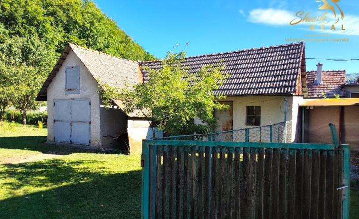 Na predaj dom v Novej Bošáci s rovinatým pozemkom  - fotografia 1