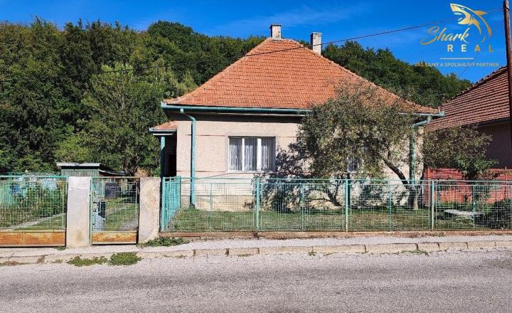 Na predaj dom v Novej Bošáci s rovinatým pozemkom  - fotografia 6