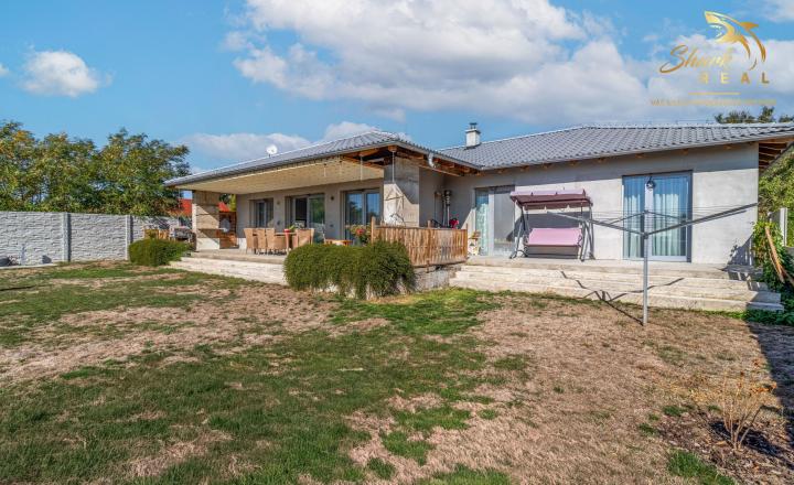 ZNÍŽENÁ CENA : Novostavba rodinného bungalovu s veľkorysým pozemkom a prémiovým štandardom - Šurany - fotografia 17