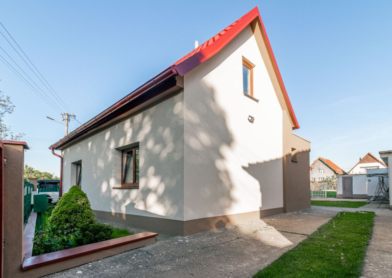REZERVOVANÉ - Na predaj pekný dom so záhradou