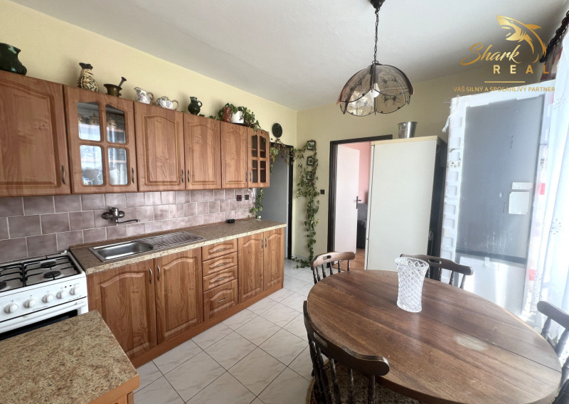 Svetlý 4 izbový byt s balkónom / Levice