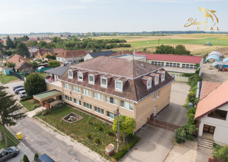 Školská budova v centre obce Mostová