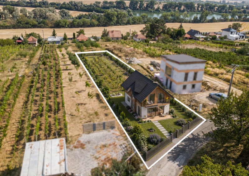 Slnečný pozemok s viničom a nádherným výhľadom