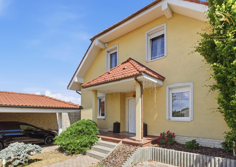 Nadštandardný 4- izbový rodinný dom s bazénom a krbom - Viničné