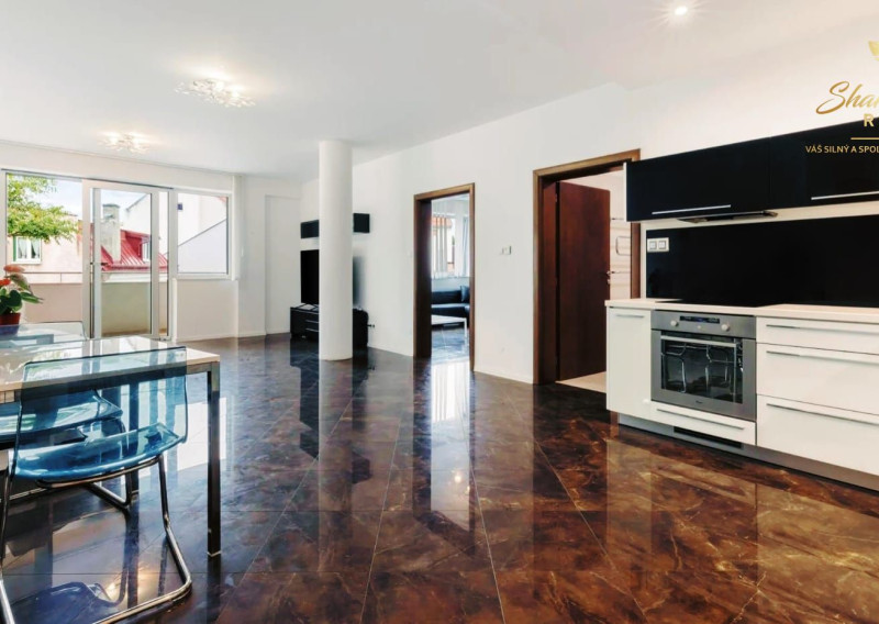 NA PRENÁJOM 2-IZBOVÝ REZIDENČNÝ APARTMÁN V CENTRE 
